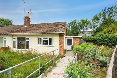 2 bed property, in Masters Close, £215,000