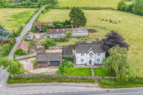 5 bed property, in Mill Street, £650,000