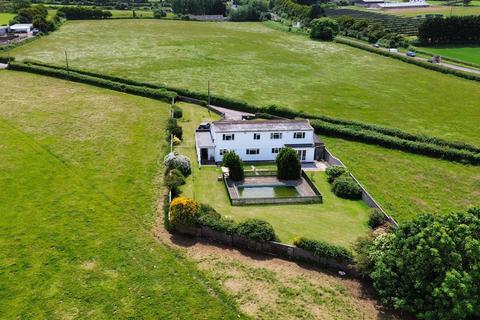 4 bed property, in Small Acre, £799,950