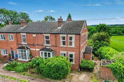 3 bed property, in Lowfield Road, £450,000
