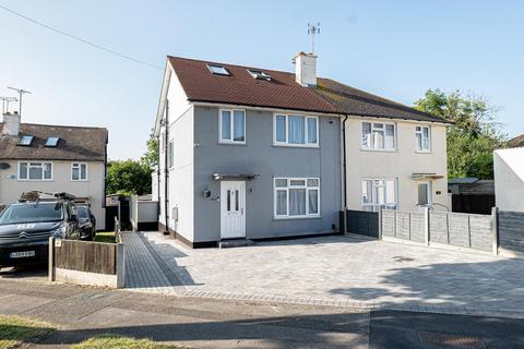 4 bed property, in Juniper Road, £500,000