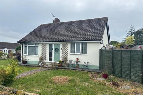 2 bed property, in Manor Close, £324,950