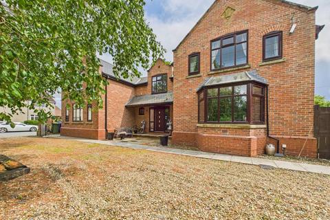 4 bed property, in Mereside, £580,000