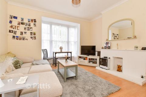 1 bed property, in Carisbrooke Road, £110,000