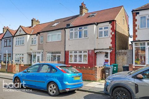 4 bed property, in Abbotts Road, £550,000