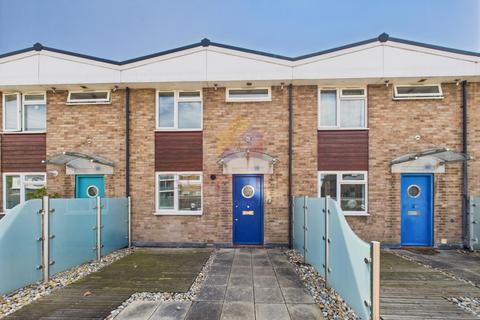 2 bed property, in The Vineyards, £165,000