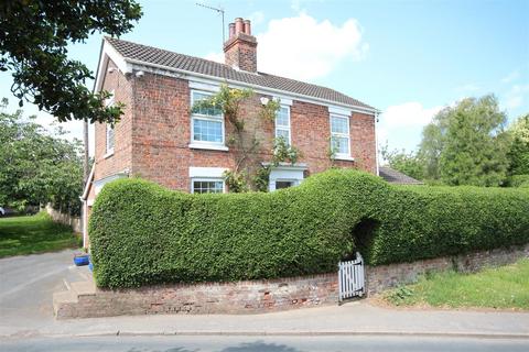 4 bed property, in Main Street, £385,000