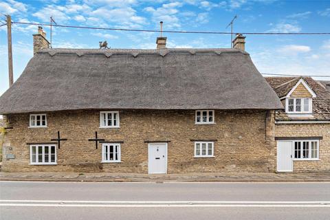 5 bed property, in Causin Way, £695,000