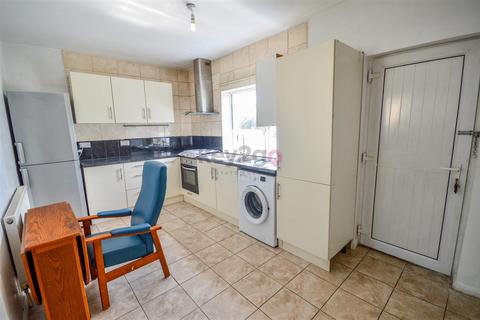 2 bed property, in Duke Street, £150,000