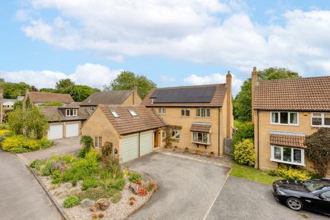 5 bed property, in Pearmains Close, £775,000
