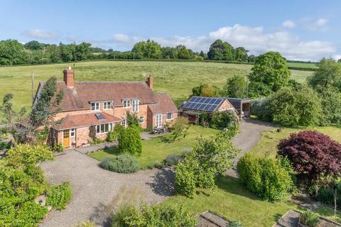 5 bed property, in Castle Road, £625,000