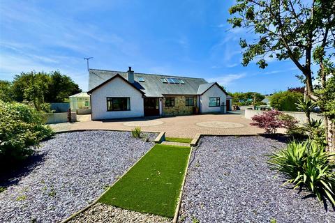 5 bed property, in Lon Uchaf, £595,000