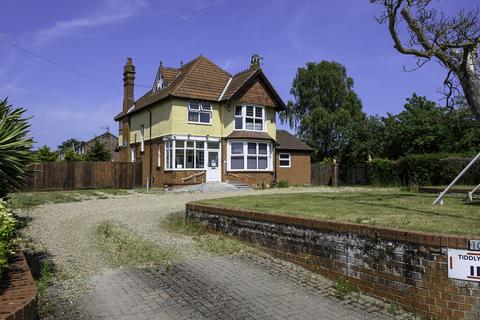5 bed property, in High Road, £650,000