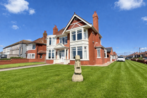 5 bed property, in Queens Promenade, £650,000
