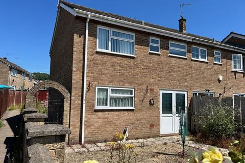 2 bed property, in Mapledean, £165,000