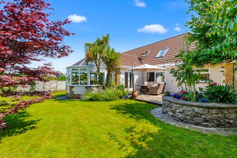 6 bed property, in Clampitt Close, £865,000