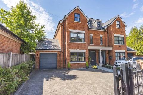 4 bed property, in Hawthorn Lane, £950,000