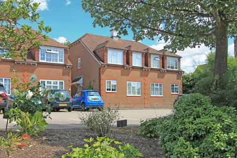 2 bed property, in Kingsley Court, £275,000