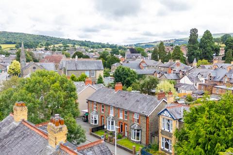 3 bed property, in Park Road, £200,000