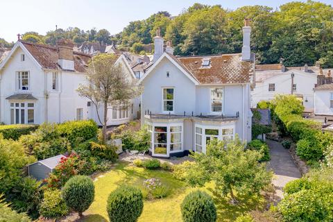 4 bed property, in Mead House, £620,000