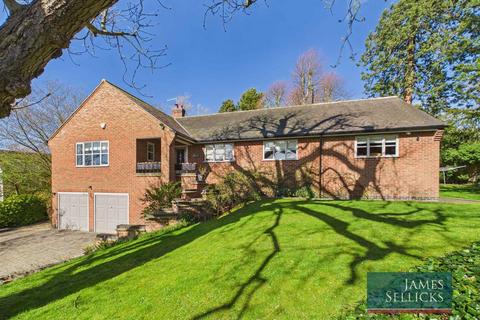 5 bed property, in Three Farthings, £895,000