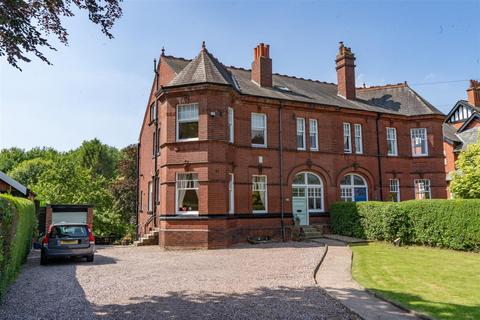 6 bed property, in Normanhurst, £1,200,000