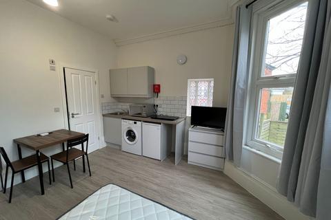 6 bed property, in Chatsworth Road, £900,000