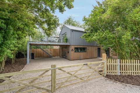 3 bed property, in Low Road, £450,000