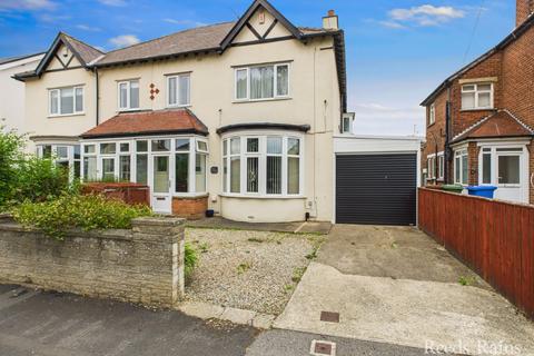 4 bed property, in Queensgate, £280,000