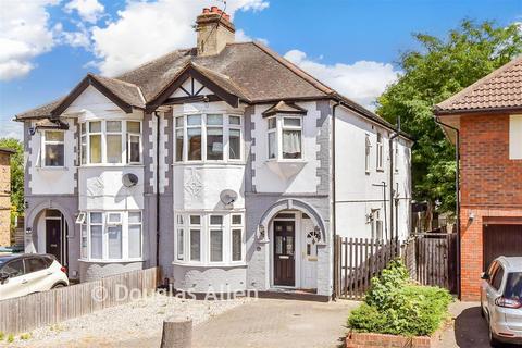 3 bed property, in Compton Avenue, £350,000