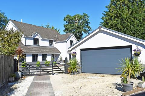 5 bed property, in 5A Grange Close, £895,000