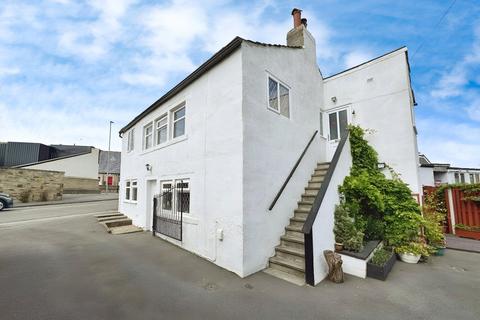 5 bed property, in Hare Park Lane, £320,000