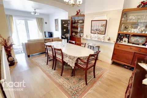 3 bed property, in Herent Drive, £650,000