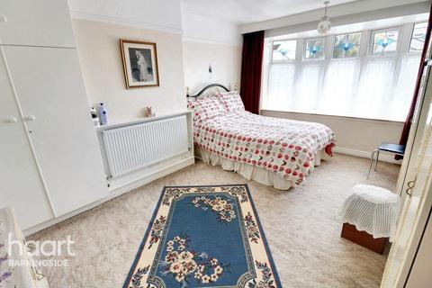 3 bed property, in Herent Drive, £650,000