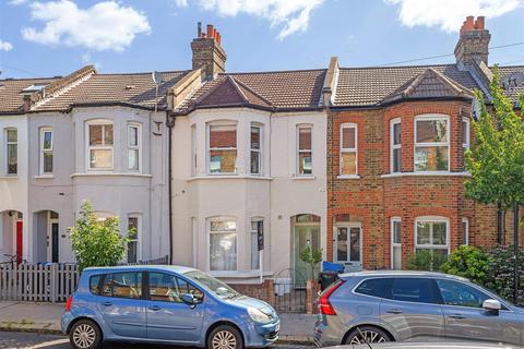 2 bed property, in Queen Mary Road, £385,000
