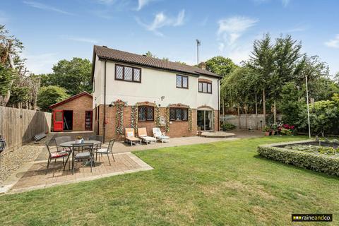 4 bed property, in Mount Pleasant Lane, £775,000