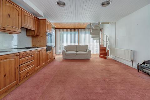 1 bed property, in Southwood Park, £550,000