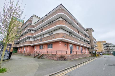 2 bed property, in Acworth House, £190,000