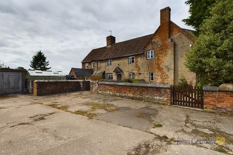 6 bed property, in Roston, £900,000