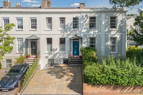 5 bed property, in Hewlett Road, £700,000