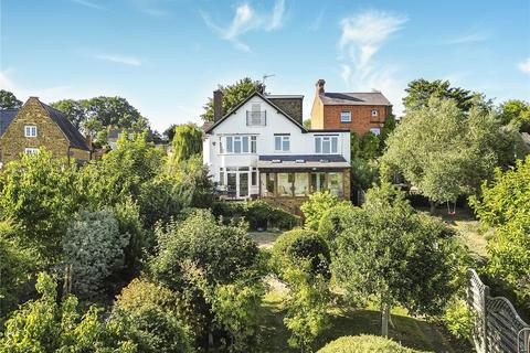 5 bed property, in High Street, £675,000
