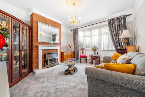 3 bed property, in Ivymount Road, £675,000