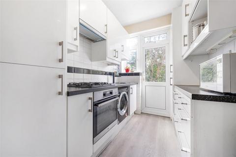 3 bed property, in Ivymount Road, £675,000