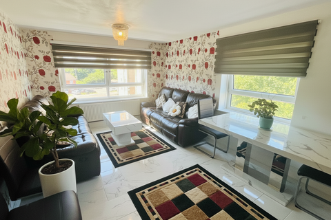 2 bed property, in Dunlin House, £270,000