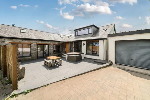 4 bed property, in Blunts, £625,000