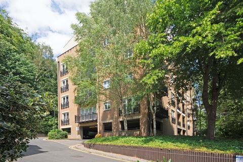 2 bed property, in Caversham Place, £250,000