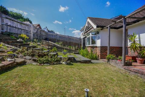 3 bed property, in Hillside Way, £575,000