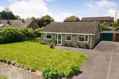 3 bed property, in Low Road, £290,000