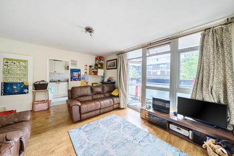 2 bed property, in Dickens Estate, £350,000