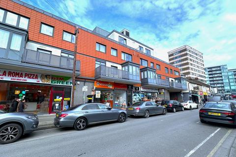 1 bed property, in Clayton Road, £205,000